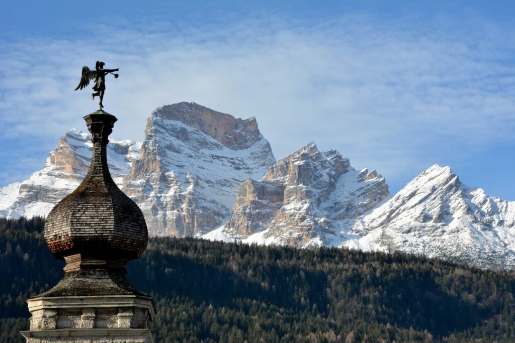 Monte Pelmo e campanile della chiesa di Cancia a Borca di Cadore foto di Franco Oliveri Frol - Progetto Green Deal Cadore