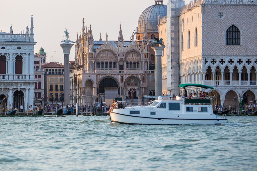 Houseboat in bacino San Marco a Venezia @Charteboat.it